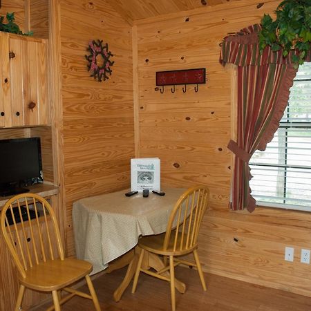 Medina Lake Camping Resort Cabin 3 Lakehills Buitenkant foto