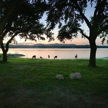 Medina Lake Camping Resort Cabin 3 Lakehills Buitenkant foto