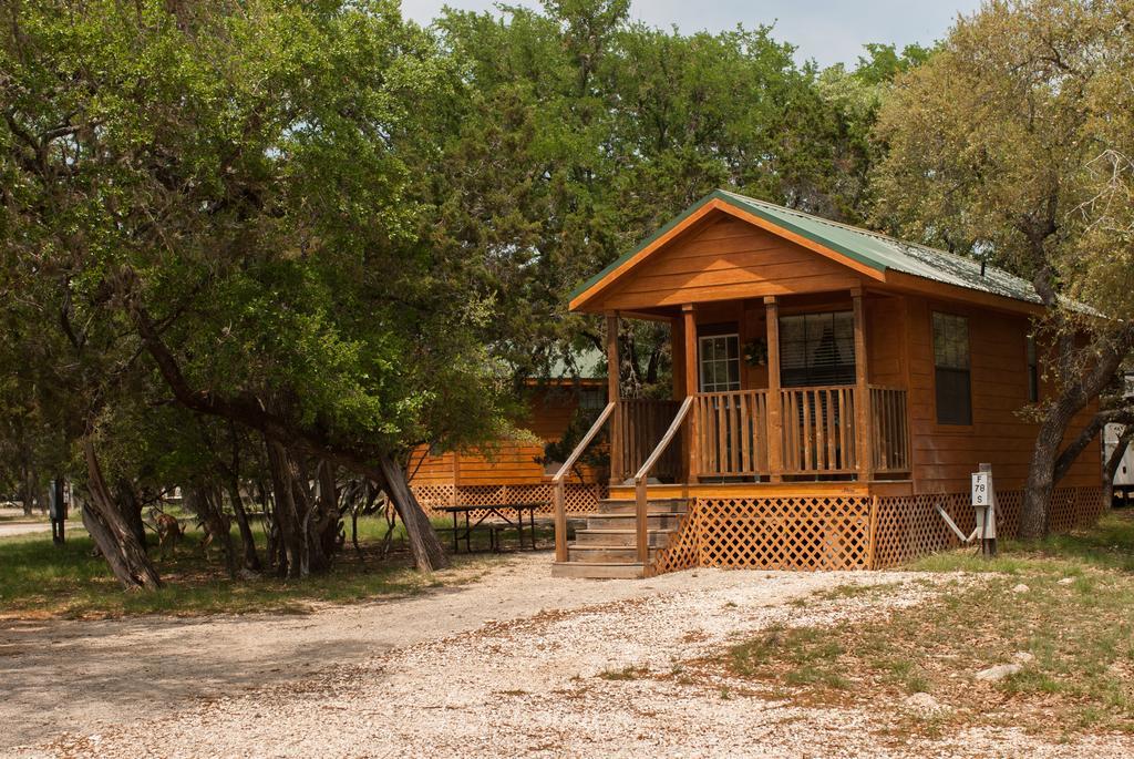 Medina Lake Camping Resort Cabin 3 Lakehills Buitenkant foto