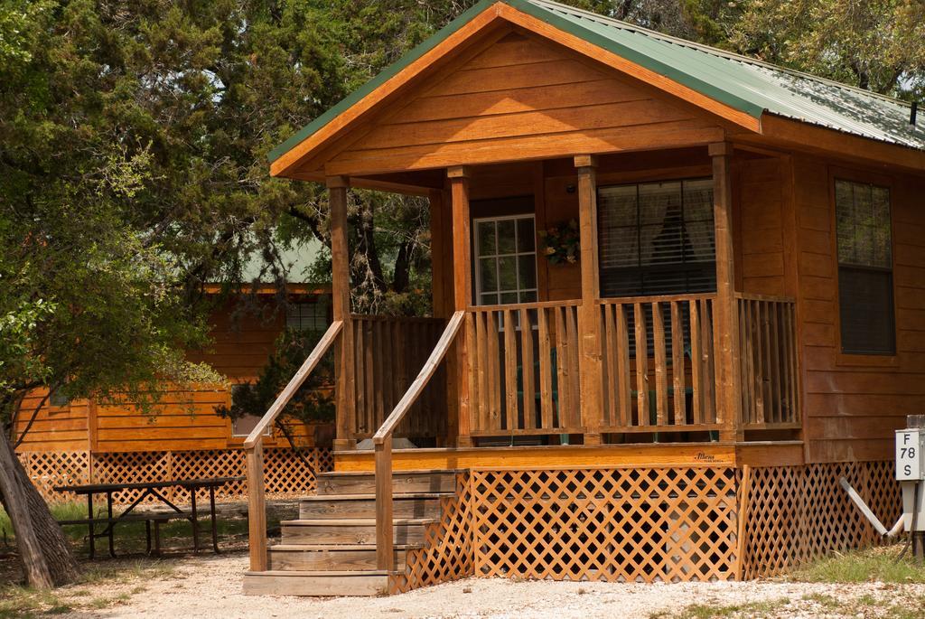 Medina Lake Camping Resort Cabin 3 Lakehills Buitenkant foto