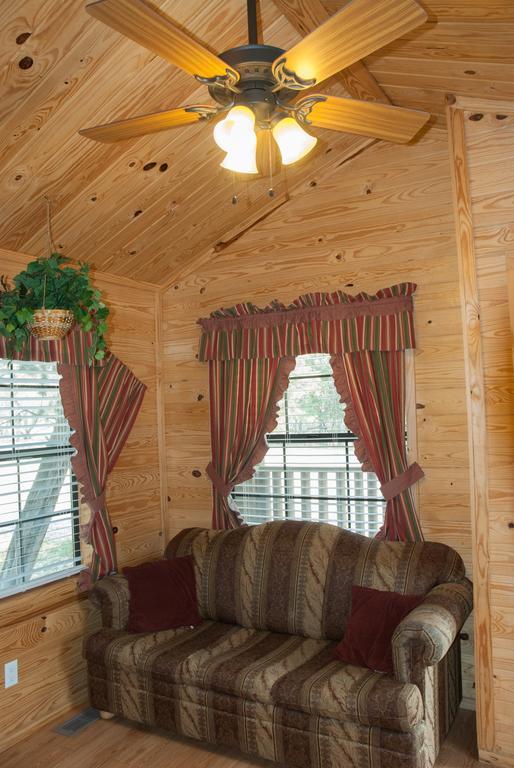 Medina Lake Camping Resort Cabin 3 Lakehills Buitenkant foto