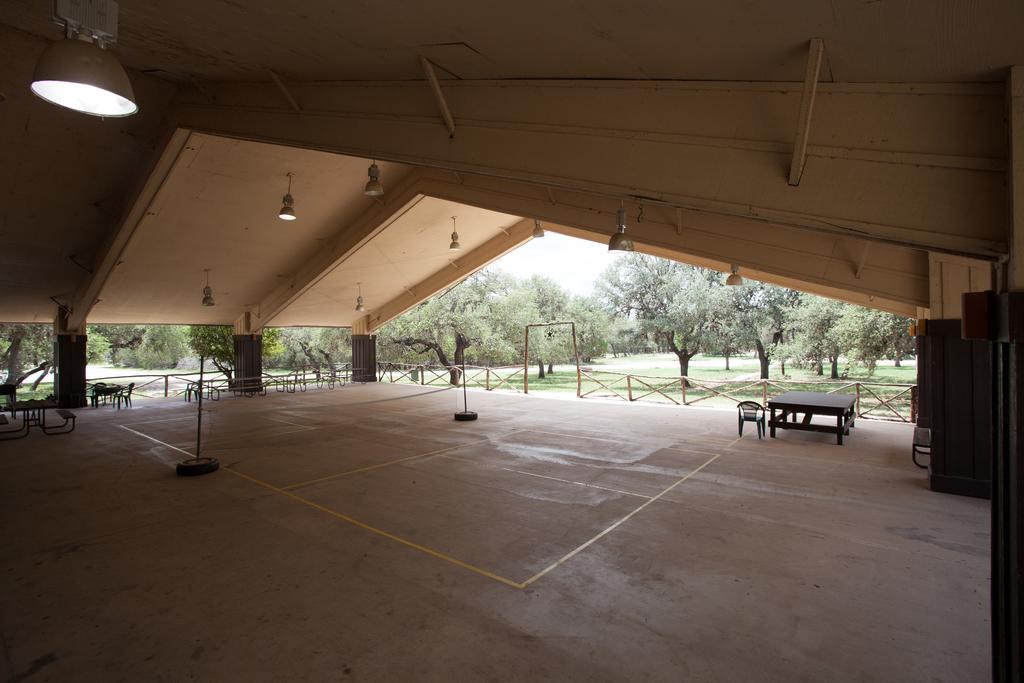 Medina Lake Camping Resort Cabin 3 Lakehills Buitenkant foto